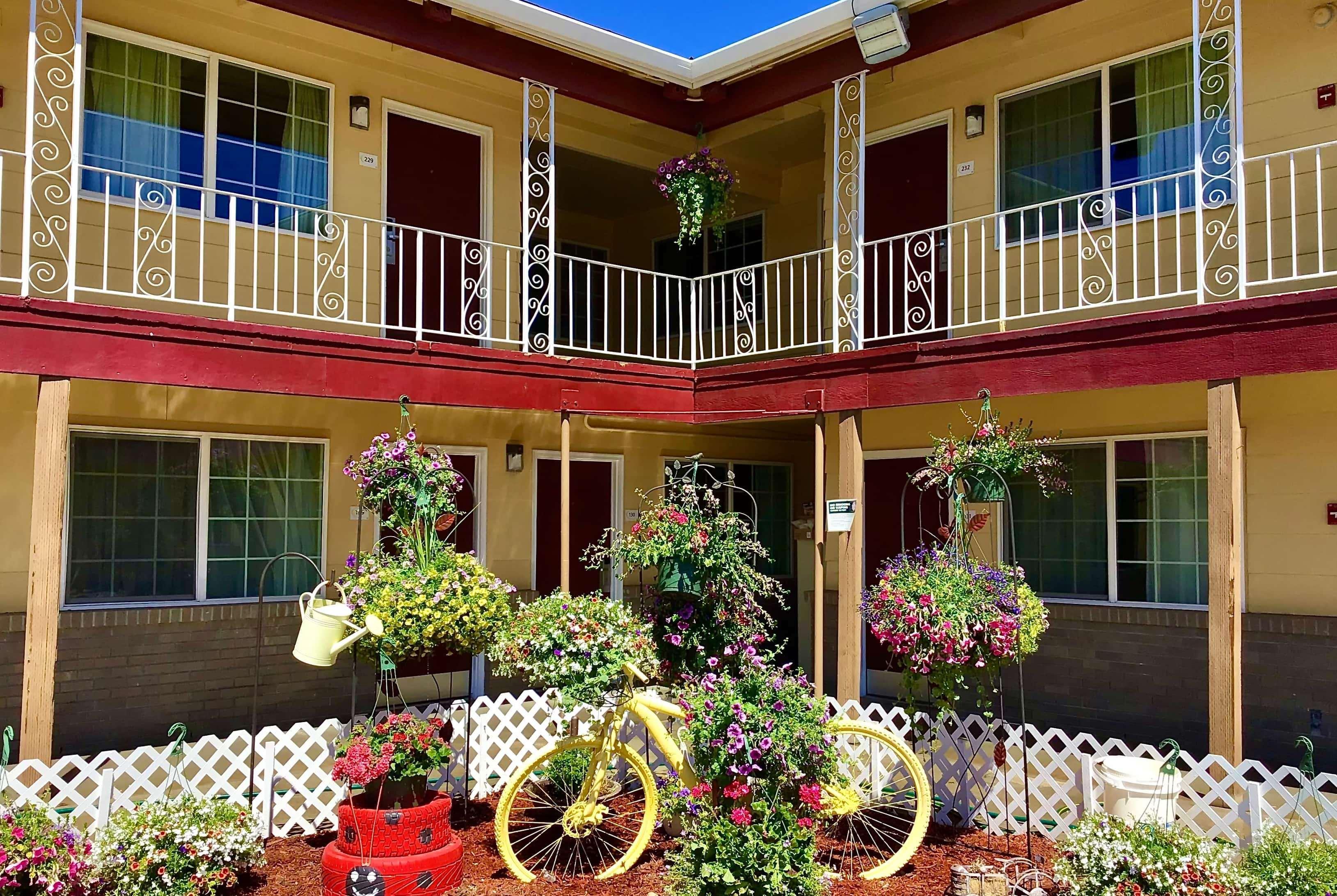Motel Super 8 By Wyndham Ontario Exterior foto
